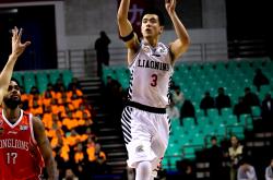 开云APP-包含球员不畏困难风雨，篮球比赛中铁心拼搏的词条