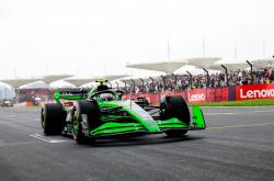 开云在线直播-阿斯顿马丁鏖战红牛车队，周冠宇点燃赛场的简单介绍