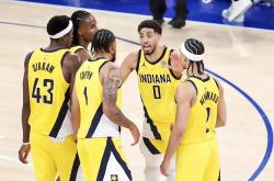 开云足球直播-76人险胜步行者，福克斯送出助攻的简单介绍