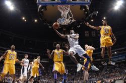 开云官网-独行侠完胜火箭，福克斯带队取胜背后的战术革命与领袖价值