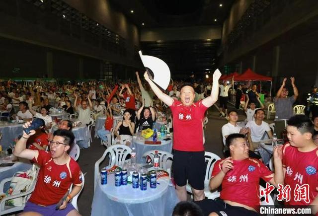 包含一场足球赛场风云变幻，球迷狂热呐喊的词条