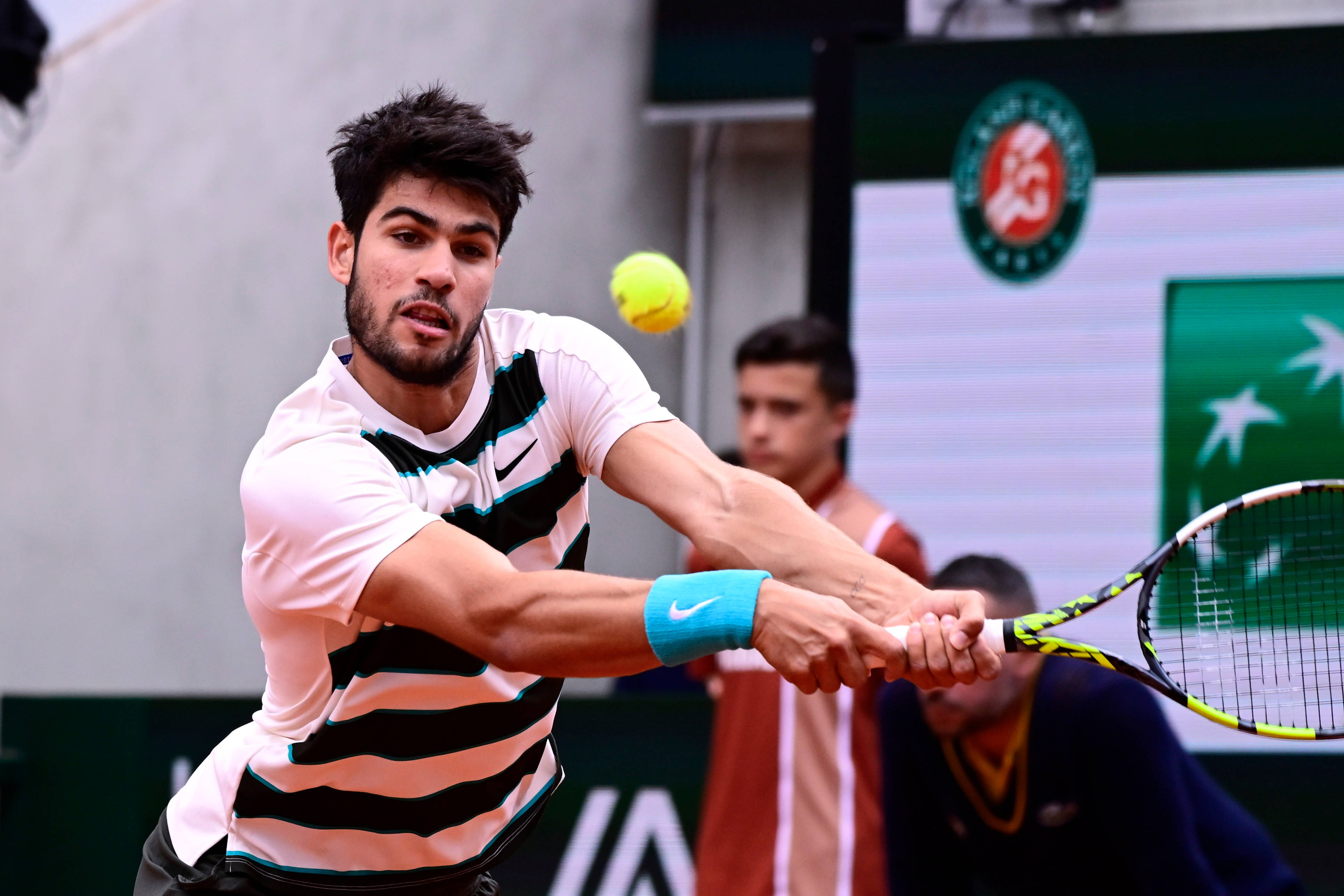 包含英国网球队横扫德国网球队，阿尔卡拉斯绝境逆转的词条