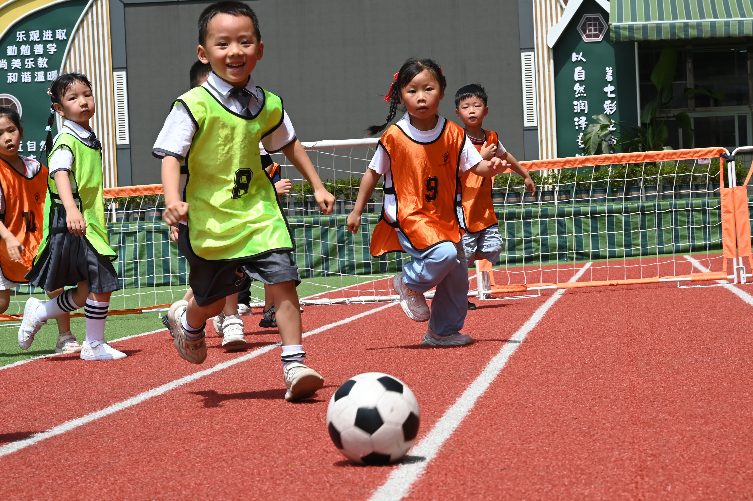 足球场上，每一场角逐都扣人心弦