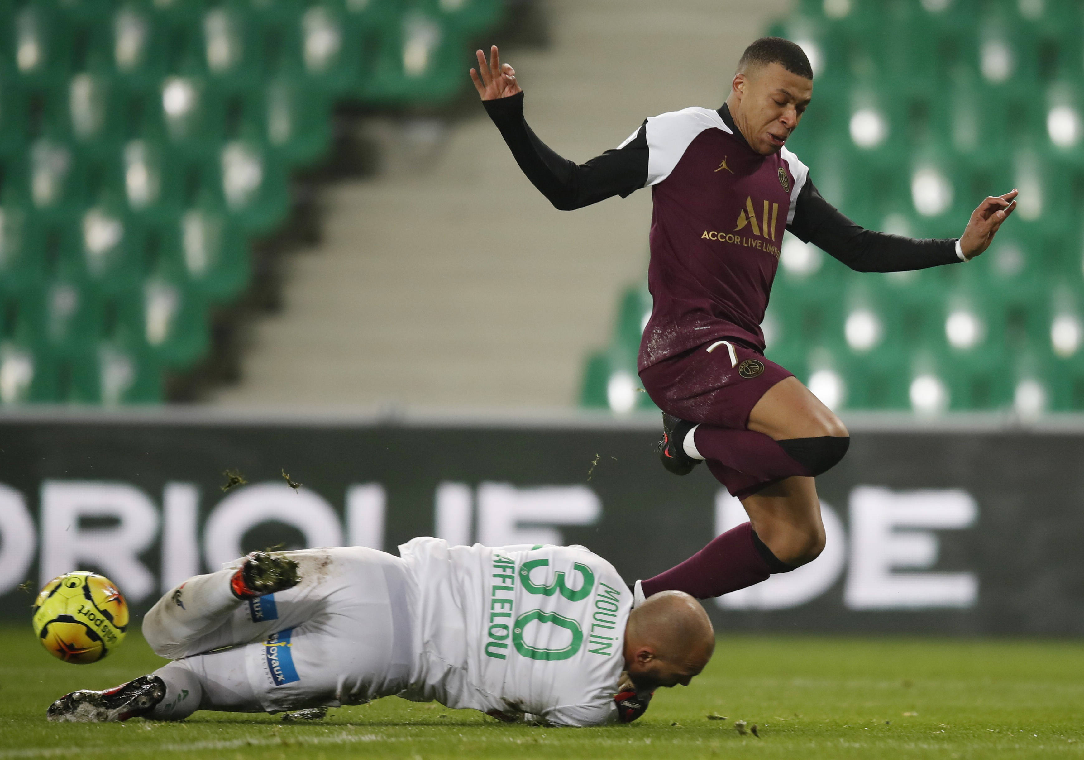 巴黎客场大胜圣埃蒂安,遥遥领先的简单介绍 巴黎客场大胜圣埃蒂安,遥遥领先的简单介绍