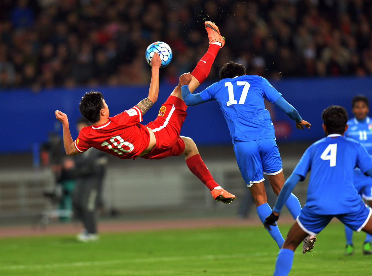 热血足球比赛展现激烈对决场面