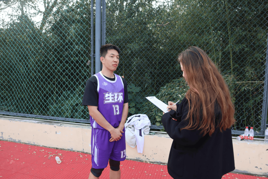 包含球员不畏困难风雨，篮球比赛中铁心拼搏的词条