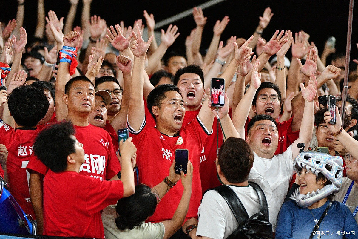 热衷篮球！年轻球迷疯狂欢呼