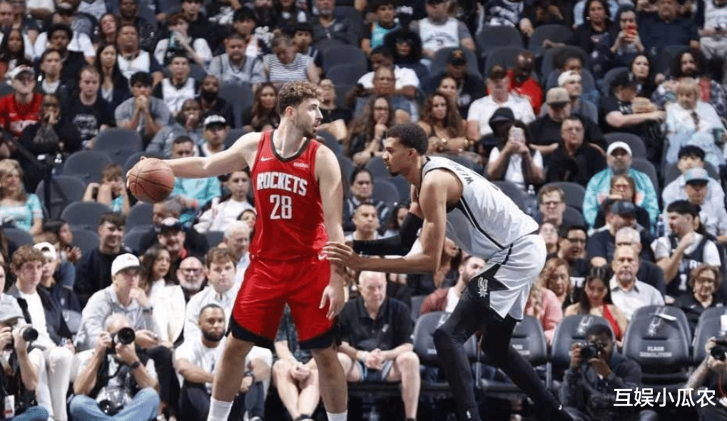 美国男篮完胜马刺，阿德巴约三分雨点燃全场的简单介绍