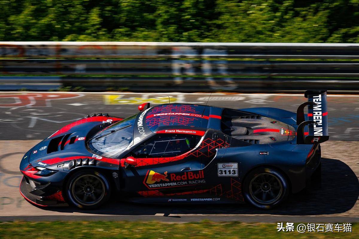 阿斯顿马丁横扫梅赛德斯，维斯塔潘点燃赛场的简单介绍