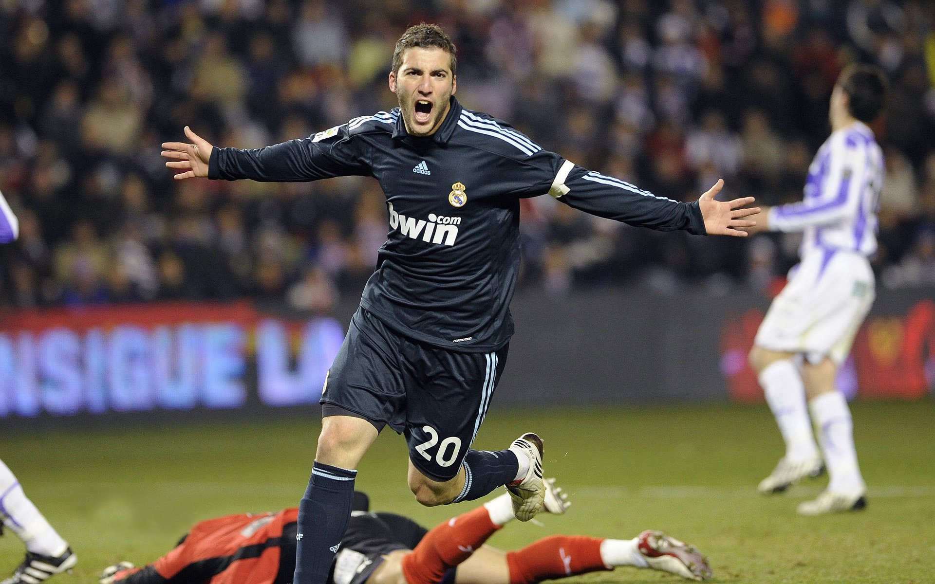 亚洲足坛新格局,日本斩落沙特,迪巴拉式关键先生改写比赛逻辑